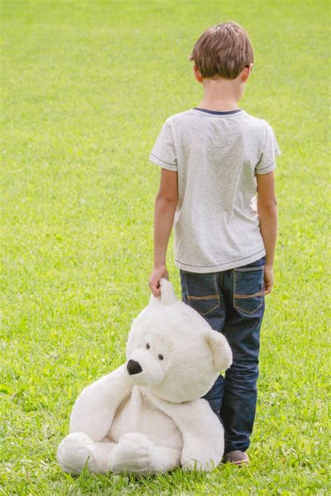 Un bambino che guarda con tristezza