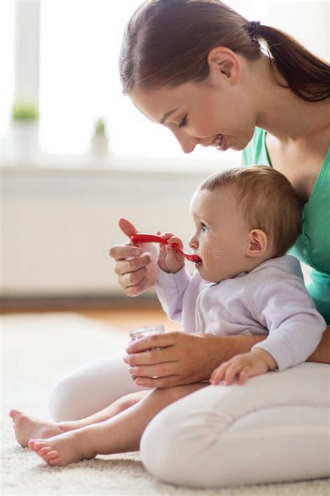 genitore che nutre il bambino