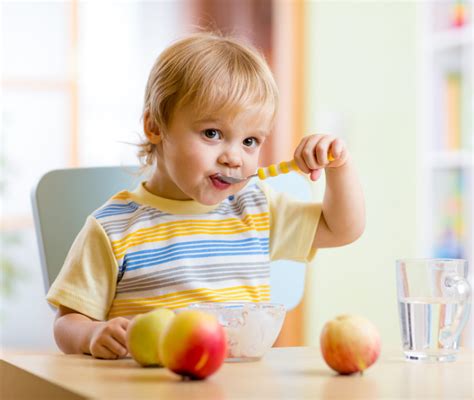 bambino che mangia da solo