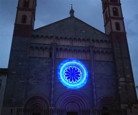 Monumento illuminato di blu