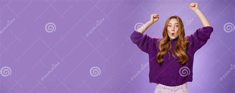 Persona che reagisce con forte emozione a una separazione