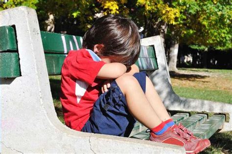 bambino che pizzica guancia di un altro bambino