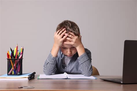 bambino che studia con difficoltà