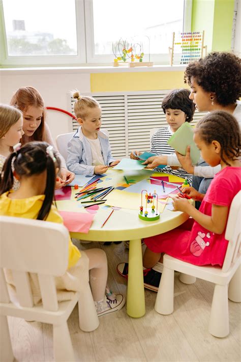 gruppo di bambini che partecipano a un'attività educativa