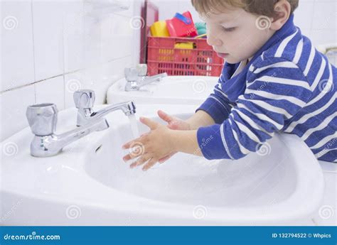 Bambino che lava le mani compulsivamente