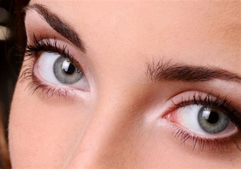 Occhi che seguono un punto luminoso