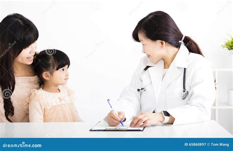 medico che parla con un bambino e i suoi genitori