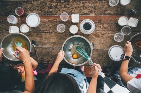 ragazzi che imparano a cucinare in una cucina domestica