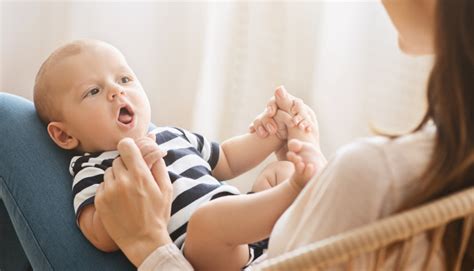 Bambino che parla timidamente in un contesto familiare