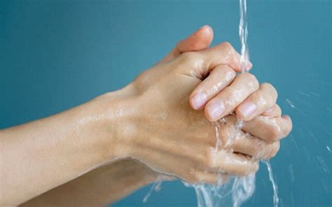 Immagine che rappresenta mani che si lavano ripetutamente