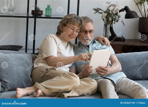 Anziani che utilizzano un tablet