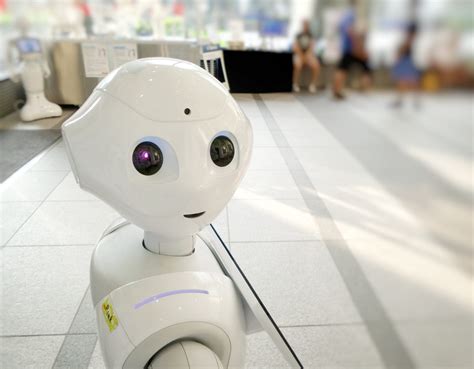 Robot umanoide Pepper che interagisce con un anziano