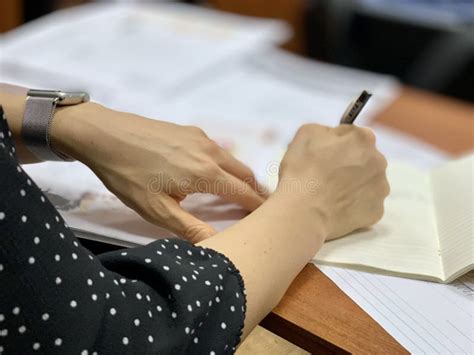 Ragazza che scrive su un quaderno