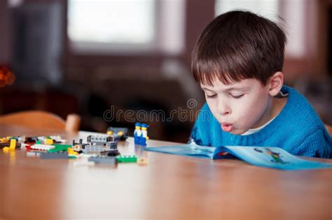 Illustrazione di un bambino concentrato su un puzzle complesso