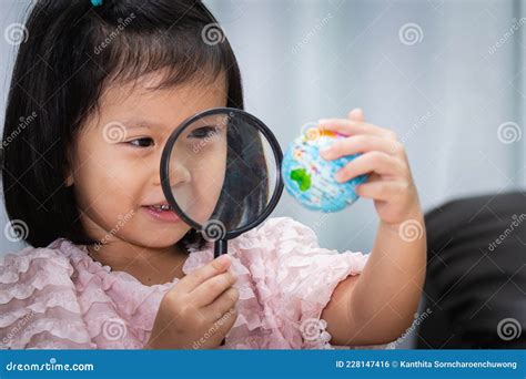 bambino che esplora una libreria