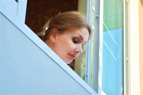 Persona che guarda fuori dalla finestra con espressione ansiosa