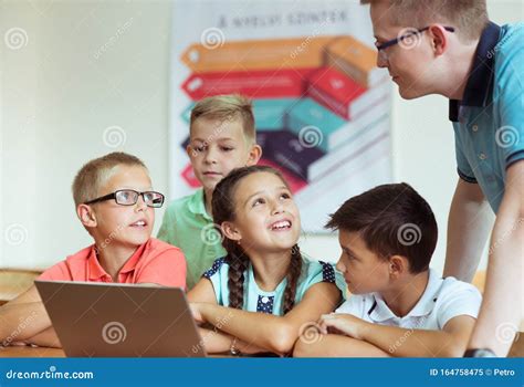Bambini che lavorano in gruppo