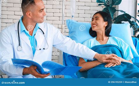 Centro medico con personale che assiste un paziente