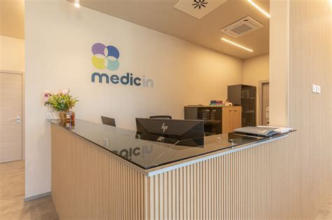 Struttura sanitaria moderna con personale medico