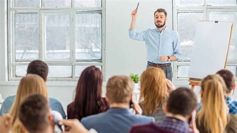Insegnanti in formazione in un'aula scolastica