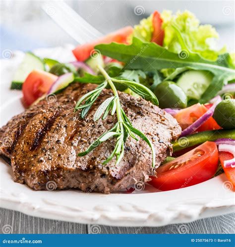 Bistecca di manzo con insalata colorata