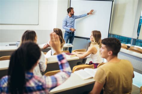 Docente universitario che parla a studenti