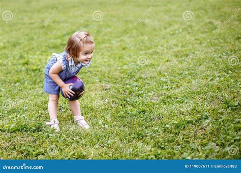 Bambina che gioca su un prato