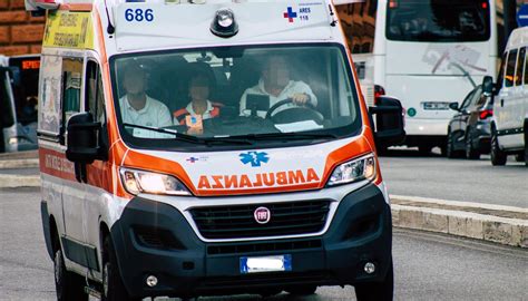 Un'ambulanza ferma davanti a un ospedale