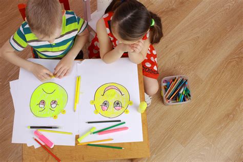bambini che disegnano emozioni