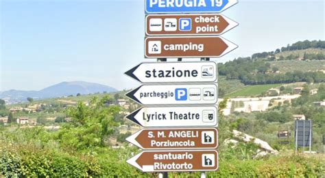 Un bivio con cartelli che indicano 