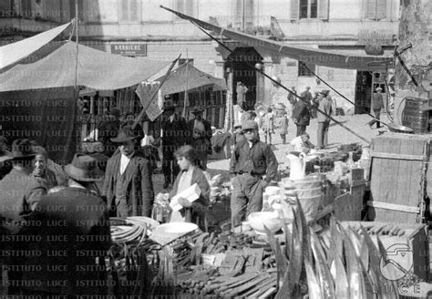 Una scena di mercato con persone che commerciano