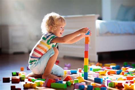 Bambino che gioca con blocchi di costruzione