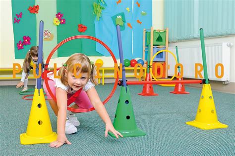 Bambini che svolgono attività motoria guidata