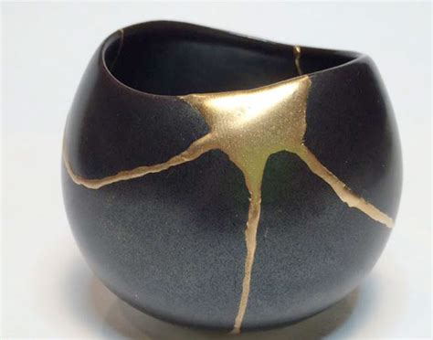 Un vaso giapponese Kintsugi rotto e riparato con l'oro
