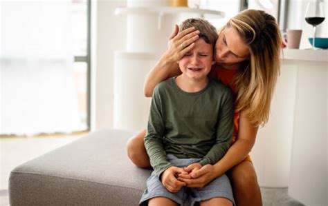 bambino che piange e genitore che lo consola