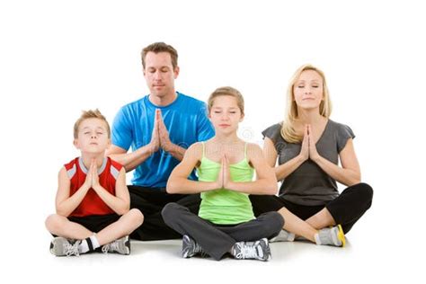 famiglia che medita insieme