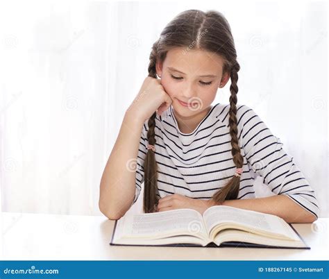 Bambino che studia con un tutor