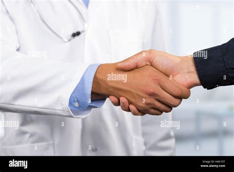 Uno psichiatra che stringe la mano a un paziente