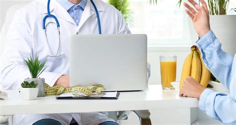 Infografica che mostra la sinergia tra nutrizionista e psicoterapeuta nella cura dei DCA