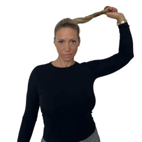 un'illustrazione che mostra una persona intrappolata in una ragnatela fatta di cuori spezzati