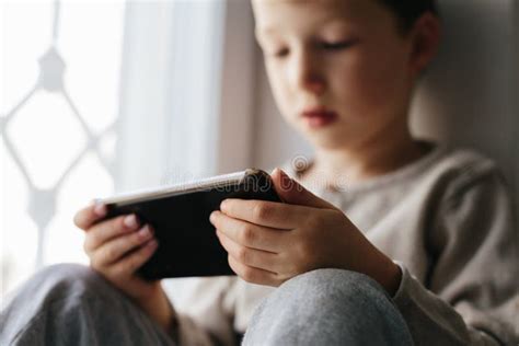 Bambino che usa un tablet con sovrapposizioni di realtà aumentata
