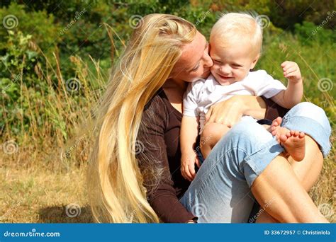 madre che coccola un bambino in modo eccessivo