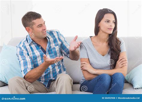 donna che discute animatamente con un uomo in una casa