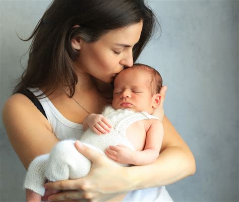 Neonato che interagisce con un adulto