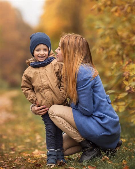Bambino che evita il contatto visivo con un adulto