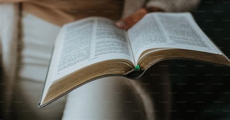 persona che legge un libro con un punto interrogativo