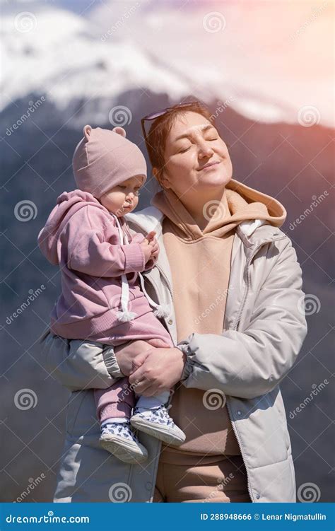 Immagine di un bambino che guarda una fotografia di sua madre