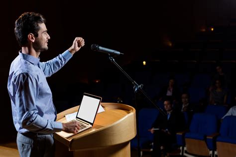 Persona che parla in pubblico con espressione preoccupata