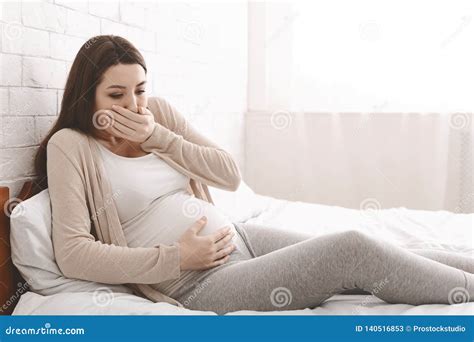 Donne incinta che soffrono di nausea