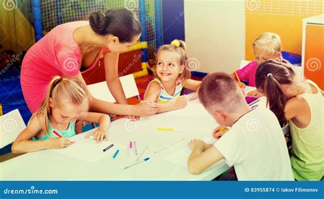 bambini che disegnano insieme